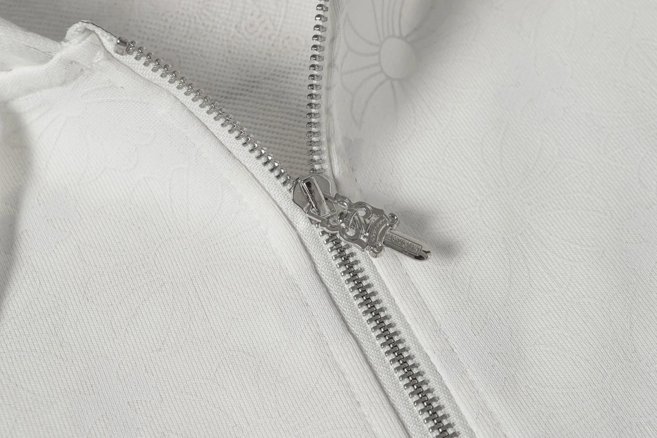 P300 cross-border model, please do not place an order if you are pursuing quality - Chrome Hearts/Chrome Hearts Sanskrit Dark Pattern Horseshoe Sanskrit Cross ✝️ Printed Zipper Sweater Cardigan Jacket - High weight, high density and high quality. The wool is soft, delicate and skin-friendly. It feels soft and silky. It has excellent warmth and skin-friendly properties. - Custom-woven and custom-dyed, no color difference. No matter the fabric or workmanship details, it beats the ordinary version on the market. - Hardware zipper accessories are all customized and full of details. -Colour: Black White Blue -Size: S M L XL